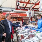 Feijoo hace un gesto en positivo a una pescadera del mercado norte.