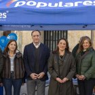 La  consejera de agricultura María González Corral visita la carpa electoral del PP en la Plaza del Liceo.