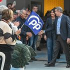 El presidente del Partido Popular, Alberto Núñez Feijóo, interviene en un mitin en Villarcayo.