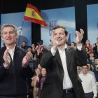 El presidente nacional del PP, Alberto Núñez Feijóo, y el candidato a la reelección como presidente de la Junta, Alfonso Fernández Mañueco, durante el acto de fin de campaña del PPCyL en Valladolid.