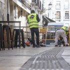 Trabajos para la colocación del pavimento podotáctil en la calle San Lorenzo, ahora que se han retomado las actuaciones.