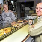 Mariano García, su mujer Clarita y su hija Clara María, en el bar que fue el origen de la empresa familiar, muy cambiado respecto al año 1970 en que abrió.