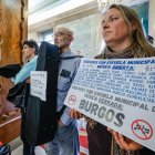 Familias afectadas por el cese de la actividad de la Escuela Municipal de Música y representantes del profesorado siguieron el debate desde el salón de Plenos.