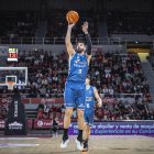 Dani Díez lanza a canasta durante el partido contra Casademont Zaragoza.
