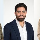 Los procuradores del Grupo Popular, José María Eiros (I) y Ángel Porras (C), junto al socialista Diego Vallejo, conformarán la mesa de edad que inaugurará la XII legislatura el próximo 14 de abril en la sesión de constitución de las nuevas Cortes.