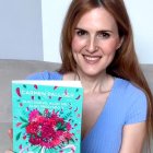La escritora Carmen Palliser, con un ejemplar de su nueva novela.