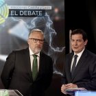 Debate candidatos a la presidencia de la Junta. El candidato de Vox, Carlos Pollán, habla con el candidato del PP, Alfonso Fernández Mañueco antes de comenzar el debate.