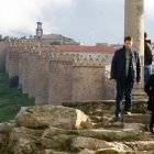Archivo - Turistas en Ávila. Muralla de Ávila. Turismo en Ávila. Turistas en la Muralla de Ávila. Turismo en Castilla y León. Turistas en Castilla y León.