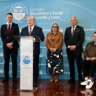 El presidente del Consejo Económico y Social (CES) de Castilla y León, Enrique Cabero; el delegado del Gobierno en Castilla y León, Nicanor Sen; la presidenta de la Federación Autismo Castilla y León, Carmen Calvo; y el director general de Personas Mayores, Discapacidad y Atención a la Dependencia de la Junta, Eduardo García, presiden el acto conmemorativo por el Día Mundial de Concienciación sobr.