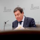 El consejero de Economía y Hacienda y portavoz, Carlos Fernández Carriedo, comparece en rueda de prensa posterior al Consejo de Gobierno.