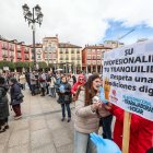 Decenas de personas conmemoraron el Día Internacional de las Trabajadoras del Hogar en la Plaza Mayor de Burgos.