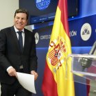 El portavoz de la Junta Carlos Fernández Carriedo atiende a los medios tras la ronda de diálogo del PP con los partidos tras las elecciones.