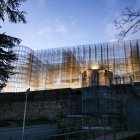 Así se ve la estructura metálica del Castillo de Burgos iluminada.