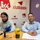 Los concejales Carlos Medina (Izquierda Unida) y Andrés Gonzalo (Podemos).