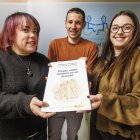 María Muriel, Jon Amas y Sandra Hidalgo, con la primera guía con recursos sobre discapacidad de Cocemfe Burgos.