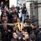 Imagen de la procesión, en vertical, del Santísimo Cristo de Burgos por el centro de la ciudad.