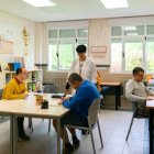 Varias personas realizan una actividad en el centro de día de Autismo Burgos.