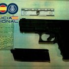 Arma simulada incautada al detenido.