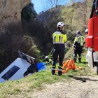 Imagen de la autocaravana volcada.