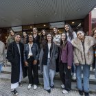 Elena posa con las alumnas de tercero ddel Grado de Enfermería de la UBU que la acompañarán a Uganda este verano.