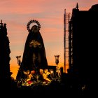 Instante de la procesión de la Virgen de la Soledad.