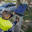 Un controlador de la zona azul revisa uno de los nuevos parquímetros que comenzaron a utilizarse en mayo de 2025.