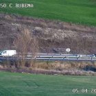 Una grúa retira un vehículo accidentado en Rubena.