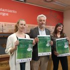 Beatriz Quintana (Cultura Circular) y Virginia Fuentes (Fundación Oxígeno), junto al concejal de Medio Ambiente, Carlos Niño.