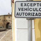 Un vehículo transita por el Arco del Amparo para acceder a Huelgas. En la imagen se ve la señal que restringe la circulación a "autorizados".