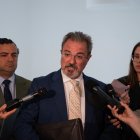Archivo - El diputado de Vox Carlos Flores Juberías atiende a los medios de comunicación antes de la comparecencia del ministro Ángel Víctor Torres en el Congreso de los Diputados, a 10 de junio de 2024, en Madrid (España). 