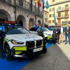 Policías posan con los nuevos vehículos