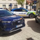 Patrullas de la Policía Nacional y Local antes de detener al hombre por un presunto delito de violencia de género.
