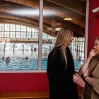 La concejal de Deportes, Carolina Álvarez, charla con la alcaldesa de Burgos, Cristina Ayala, durante su visita a las piscinas cubiertas de Capiscol.