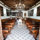 Imagen de la ermita de San Amaro que ha recuperado el suelo original de principios del siglo XX y cuelgan los cuadros ya resaturados.