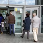 Varias personas de distintas edades acceden al Hospital Universitario de Burgos (HUBU).