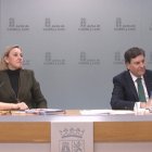 Archivo - La consejera de Familia e Igualdad de Oportunidades, Isabel Blanco, y el consejero de Economía y Hacienda y portavoz, Carlos Fernández Carriedo, en rueda de prensa posterior al consejo.