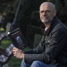 Fernando Gómez Recio, en el paseo del Espolón, con un ejemplar de 'Catedrales de sangre'.