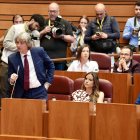 El secretario general del PSOE de Castilla y León, Carlos Martínez Mínguez (i), durante la constitución de las Cortes de la XII Legislatura de Castilla y León.