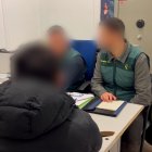Dos guardias civiles con el joven investigado.