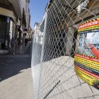Cartel de la concentración convocada este miércoles en la Plaza Mayor en el vallado que protege al inmueble en ruina de Cardenal Segura.