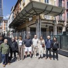 Vecinos de la Plaza Mayor y el gerente del bar Fuxión (en el centro) frente al edificio en ruinas.