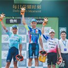 Daniel Cavia, en el tercer escalón del podio de la primera etapa en Hainan.