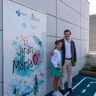 Mañueco con María Caamaño en la inauguración del 'Jardín de María', un espacio lúdico y educativo para niños en el Hospital de Salamanca.