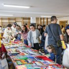 Varias personas se interesan por los objetos que se vendían en el mercadillo.