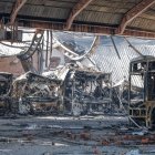 Desolador estado en el que quedaban las cocheras de los autobuses urbanos tras el incendio.