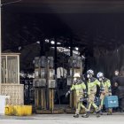 Los bomberos proseguían hoy con las labores de revisión de las instalaciones arrasadas por el fuego.