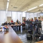 El director del HUBU, Carlos Cartón, compareciendo ante los medios.