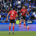 Unax del Cura juega de cabeza en el partido de Riazor.