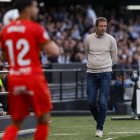 Ramis camina junto al banquillo durante el partido ante el Castellón en el Estadio Castalia.