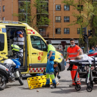 Asistencia sanitaria a una mujer atropellada en la calle Esteban Sáez Alvarado.